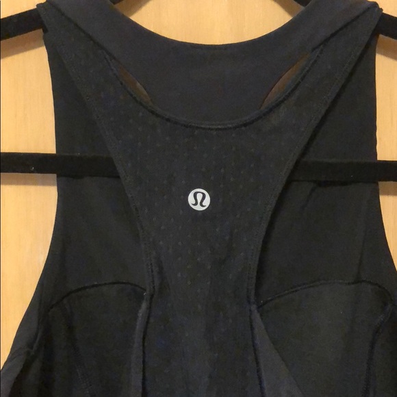 lululemon athletica Tops - Lululemon Sz 8 Black Tank, built in bra, mesh back